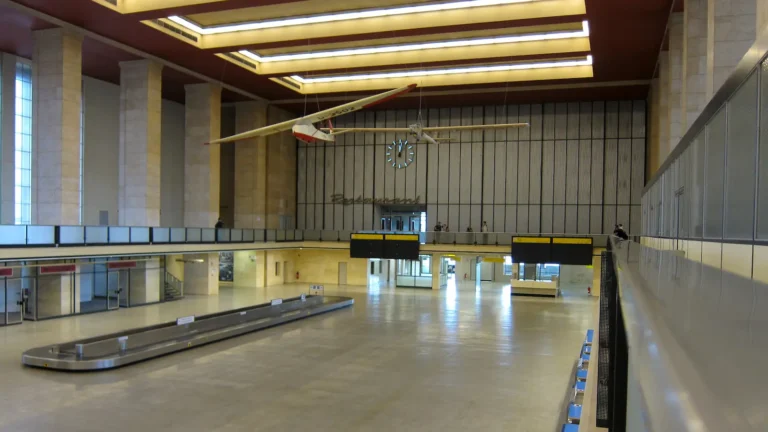 Lire la suite à propos de l’article Visite labyrinthique de Tempelhof